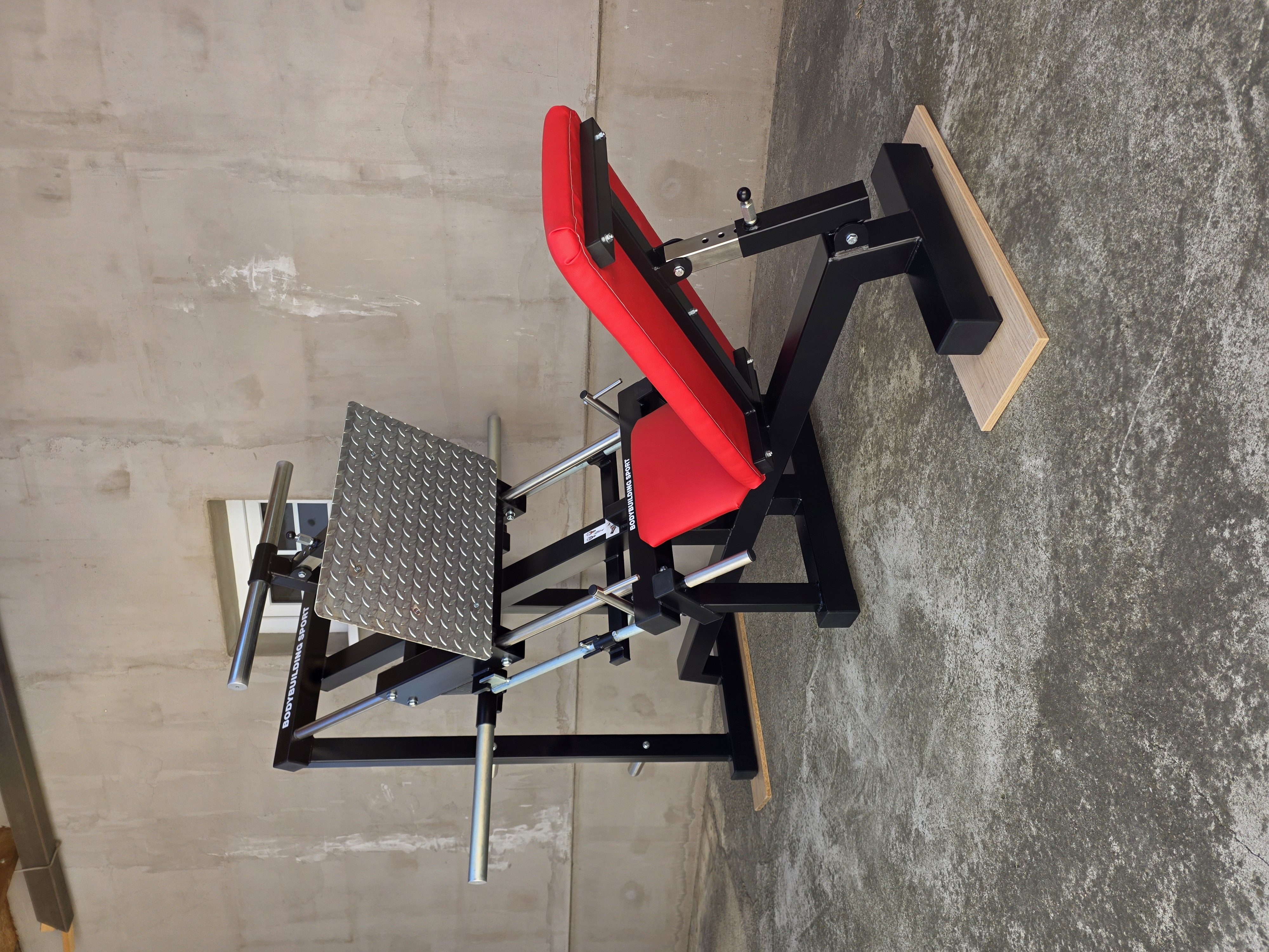 Legpress šikmý s vodiacimi kolieskami